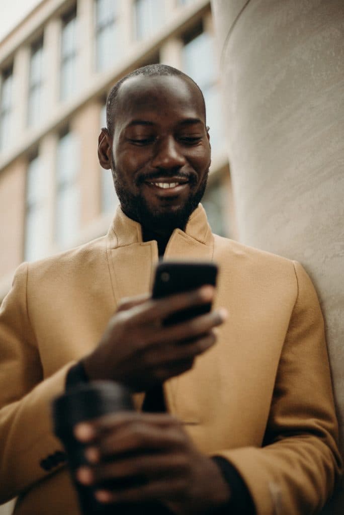 Man kollar på telefonen, tagen underifrån